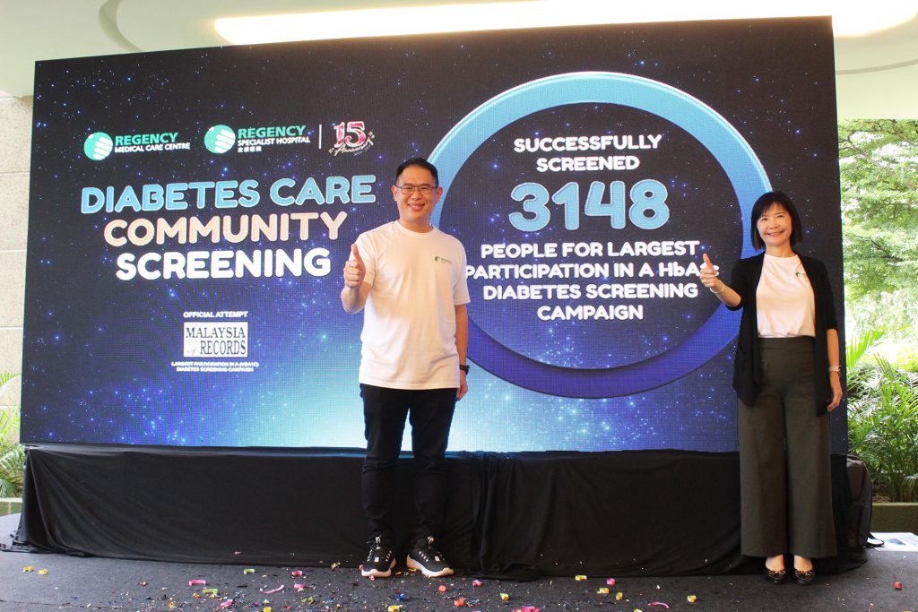 (From left to right) Yang Berhormat Tuan Ling Tian Soon, Johor Health and Environment Executive Councillor and Ms Serena Yong, Chief Executive Officer of Regency Specialist Hospital posing with the total number of participants during Regency Specialist Hospital’s Diabetes Care Community Screening.